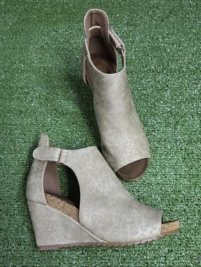 Corkys Boutique Sunburst Gold Metallic Leopard Cork Bed Wedge Sandals Size 9